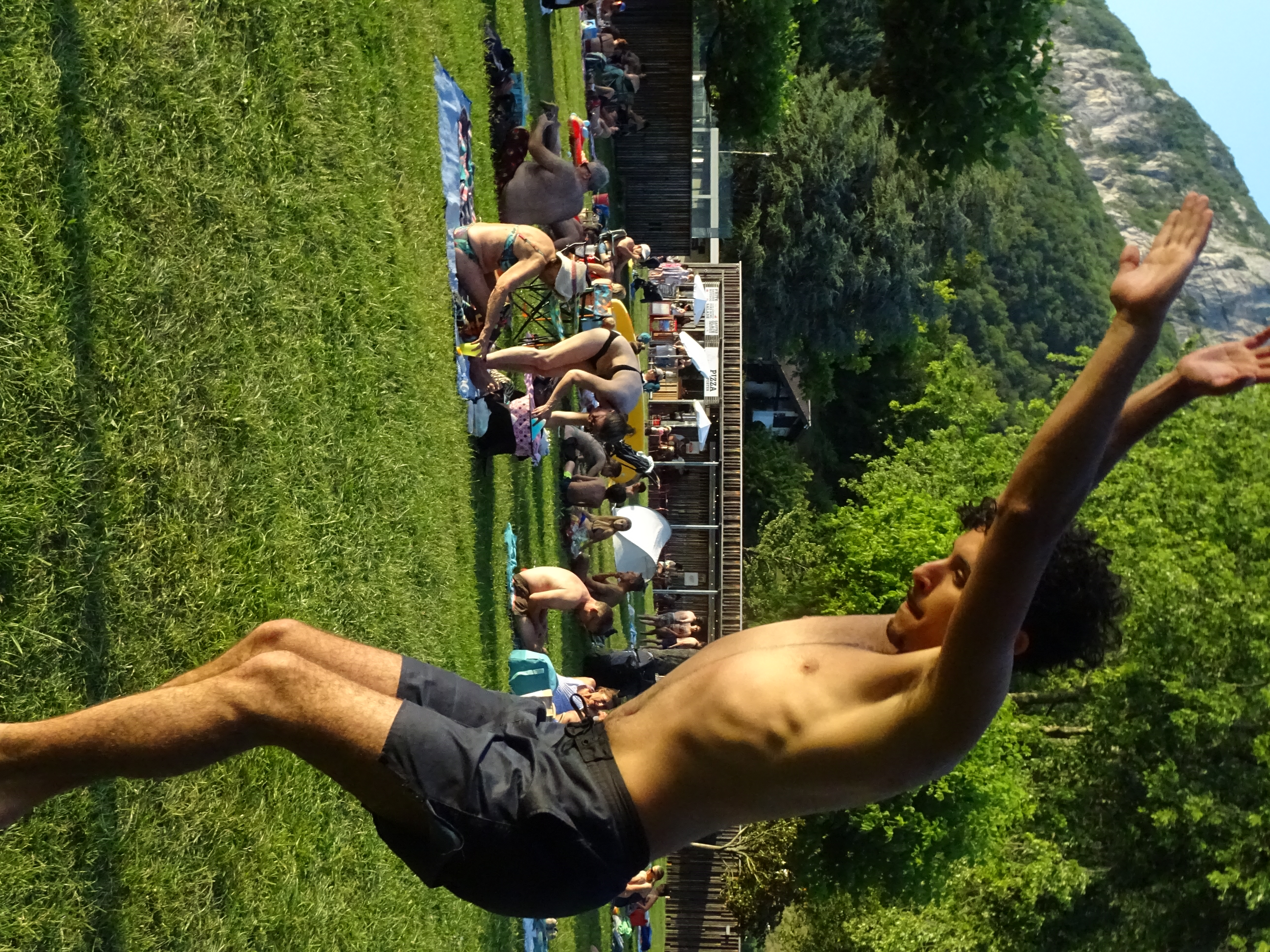 Moment suspendu, plongeon ou vol au-dessus du lac
