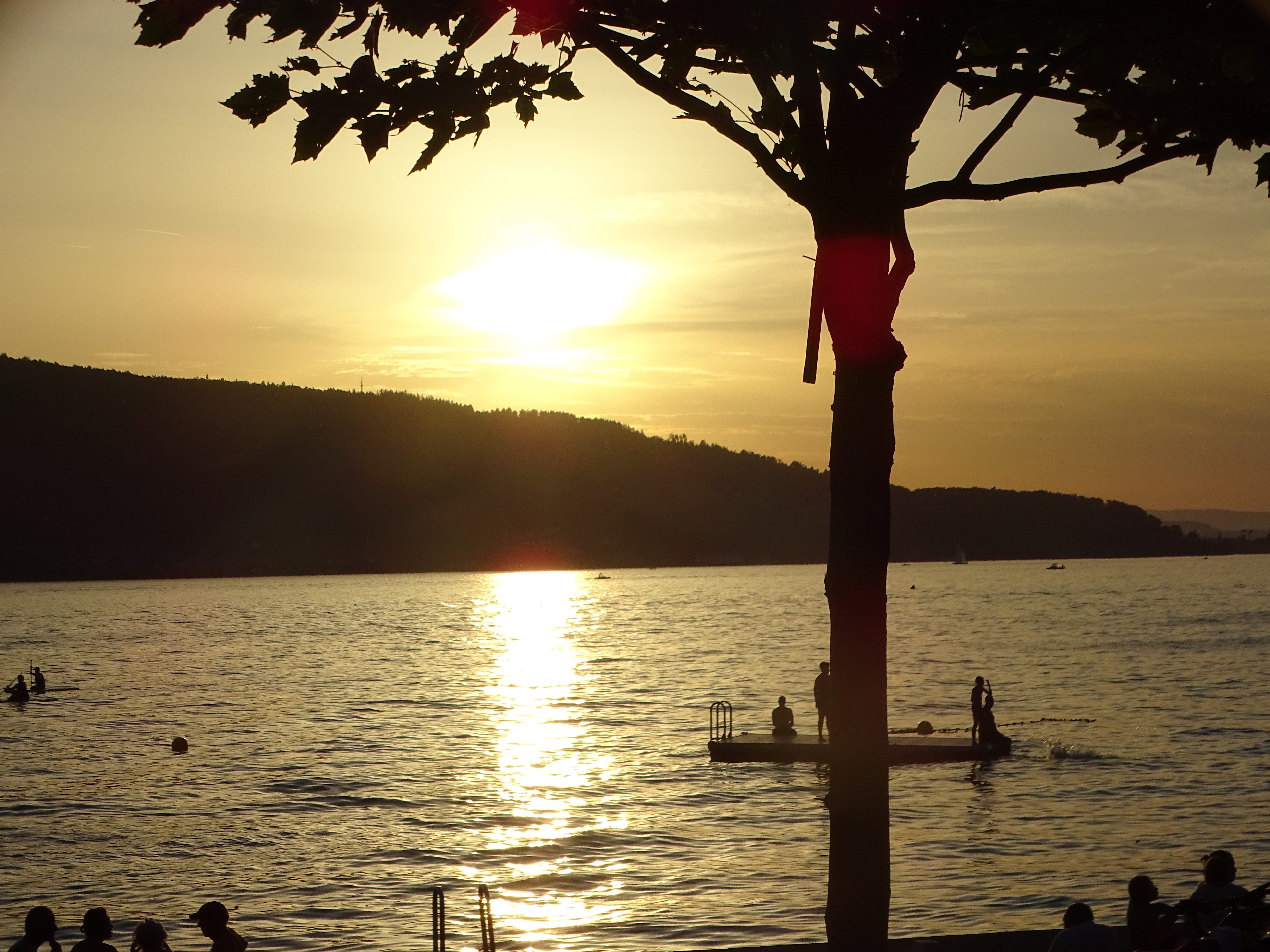 Soleil bas sur l'horizon du lac, lumière chaude