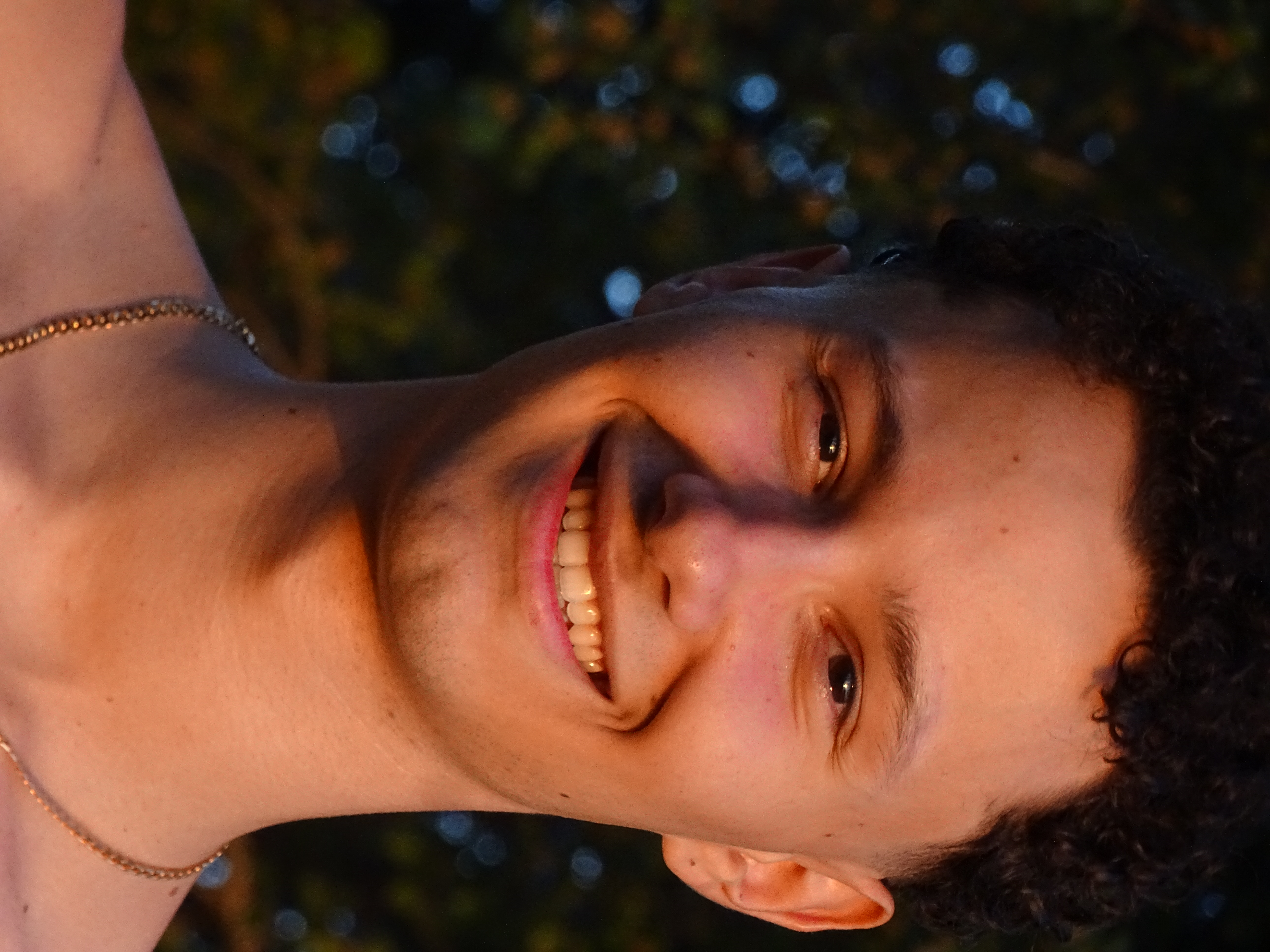 Portrait dans la lumière dorée de fin d'après-midi