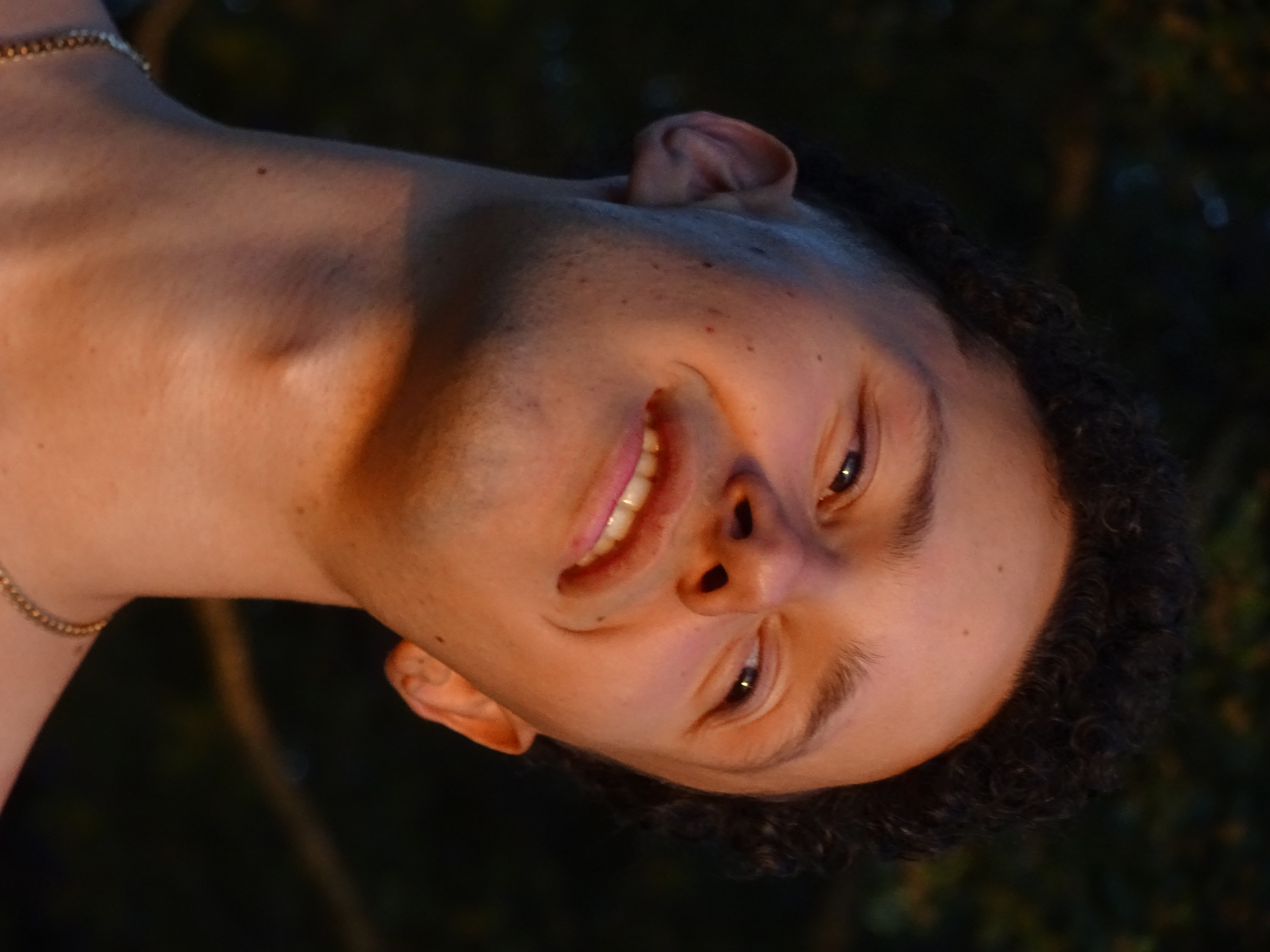 Sourire pas posé, quelqu'un qu'on venait de faire rire
