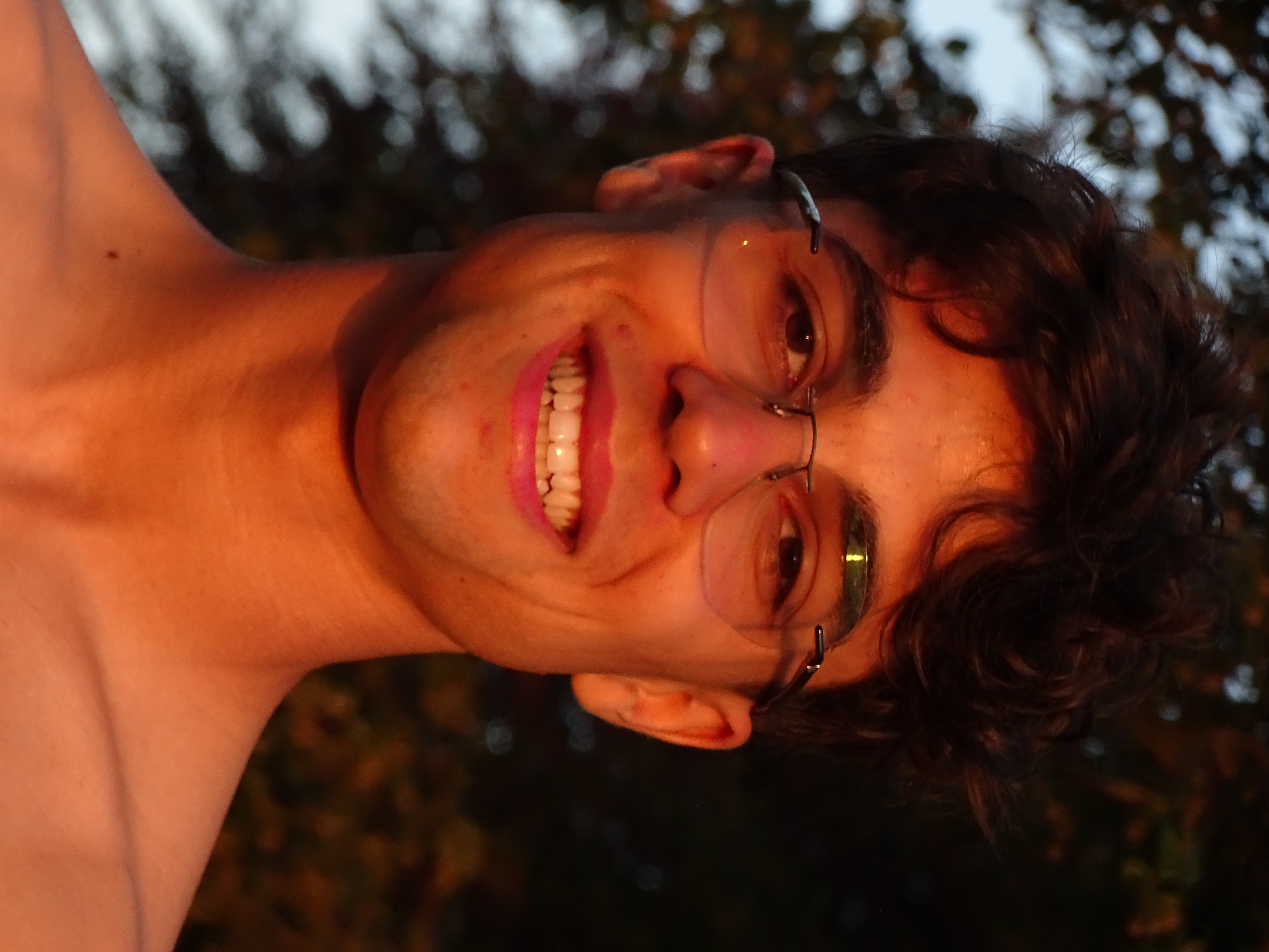 Portrait, lumière rase du soir, dernier soleil sur le visage