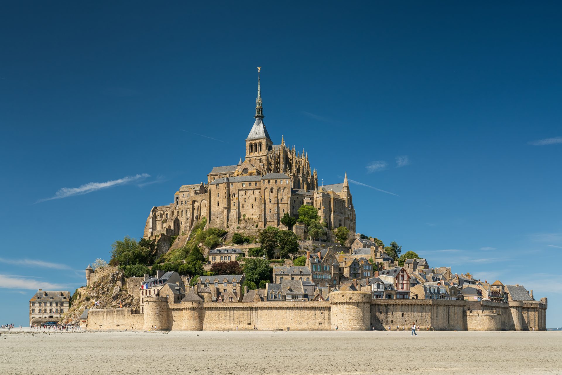 Le Mont-Saint-Michel sous un grand ciel bleu