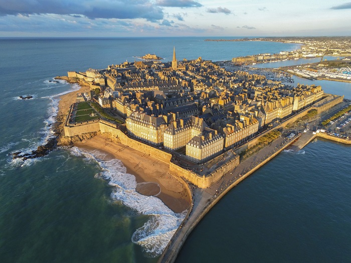 Vue aérienne des remparts de Saint-Malo